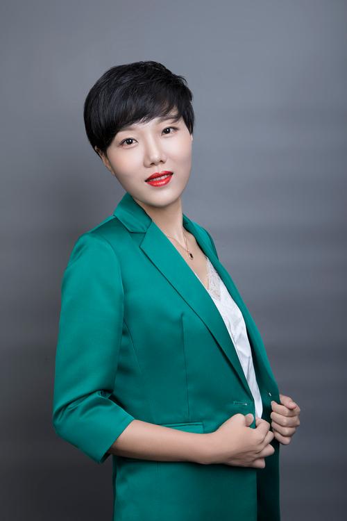银盐与光影之间 修图师金子的个人品牌视觉叙事